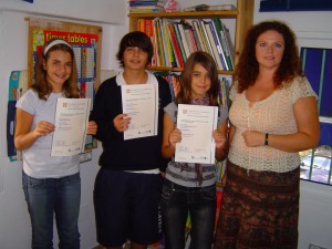 María, Stefan, Maria y Kelly con su profesora Clare Lewin.