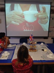 Tomando el té en un taller de costumbres ingleses