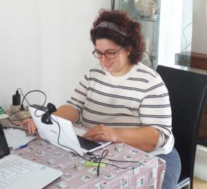 Miss Maxine impartiendo clases de inglés online a sus alumnos desde su casa durante la alerta sanitaria